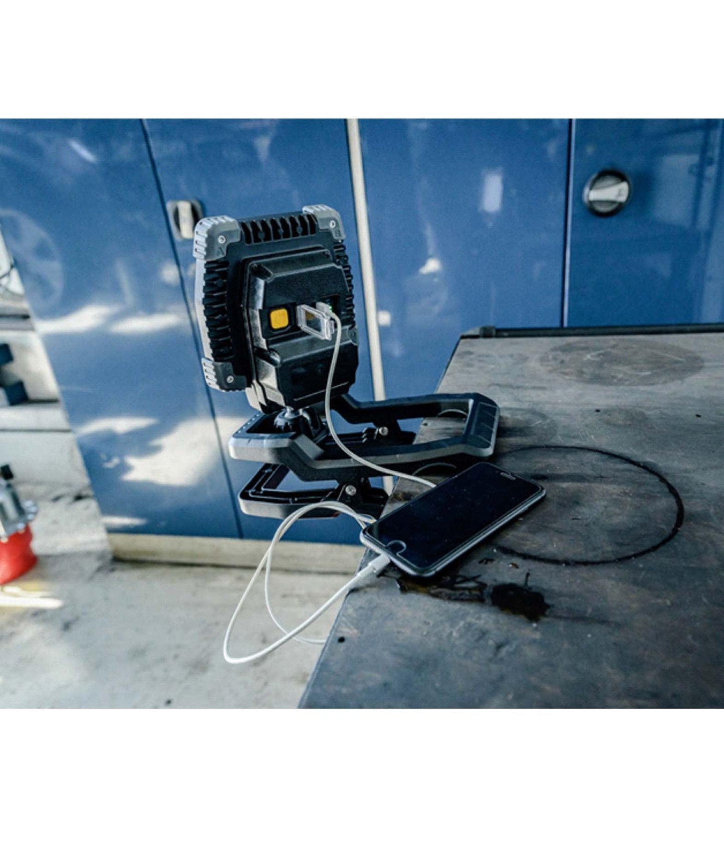 LUCE DA LAVORO LED A MORSETTO 1050 MA (Luce da lavoro LED ricaricabile 10W, 950lm, IP65, 12h di autonomia, prodotto in Germania) - ELETTROFER